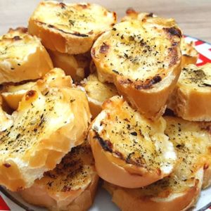 Nenhum restaurante vai superar essas suas torradas de maionese com alho como aperitivos