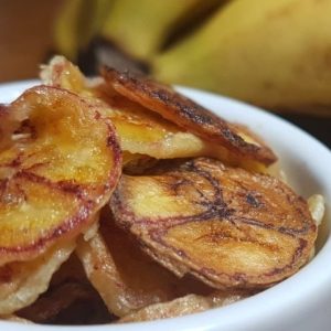 Chips de banana na airfryer é aquele lanchinho muito fácil de fazer que todo mundo ama