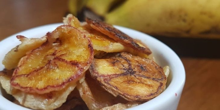 Chips de banana na airfryer é aquele lanchinho muito fácil de fazer que todo mundo ama