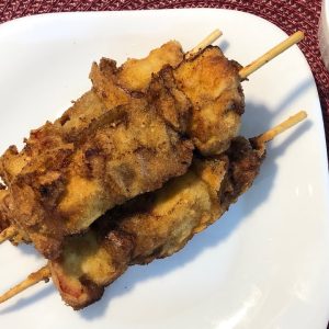 Esse espetinho de frango empanado é fácil demais de preparar e fica uma delícia