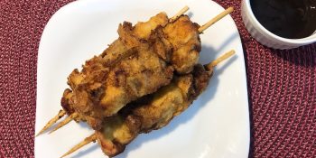 Espetinho de frango empanado