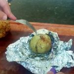 Aprenda a fazer essa cebola assada na churrasqueira e tenha um acompanhamento delicioso e muito fácil