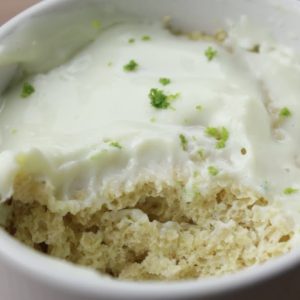 Bolo de caneca fit para matar aquela fome que deu no meio da noite