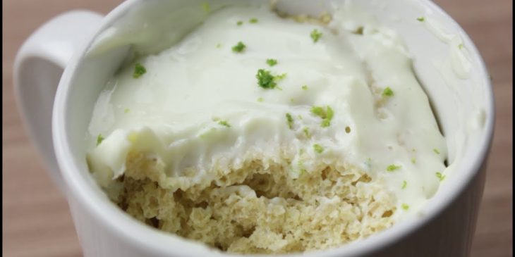 Bolo de caneca fit para matar aquela fome que deu no meio da noite