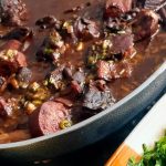 Aprenda a fazer uma feijoada baiana que ninguém consegue colocar defeito