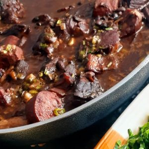 Aprenda a fazer uma feijoada baiana que ninguém consegue colocar defeito