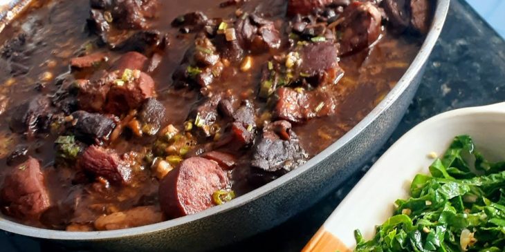 Aprenda a fazer uma feijoada baiana que ninguém consegue colocar defeito