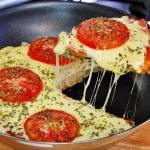 Mini pizza de frigideira: perfeita para fazer durante os jogos com amigos em casa