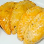 Receita super prática de pastel de forno de calabresa para quem ama beliscar uma comidinha durante o jogo