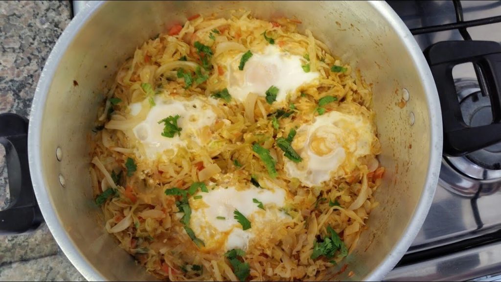 Repolho refogado com ovo para acompanhar um almoço ou jantar: delicioso demais