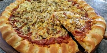 Pizza de calabresa com catupiry
