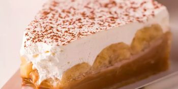 Torta de banana com chantilly