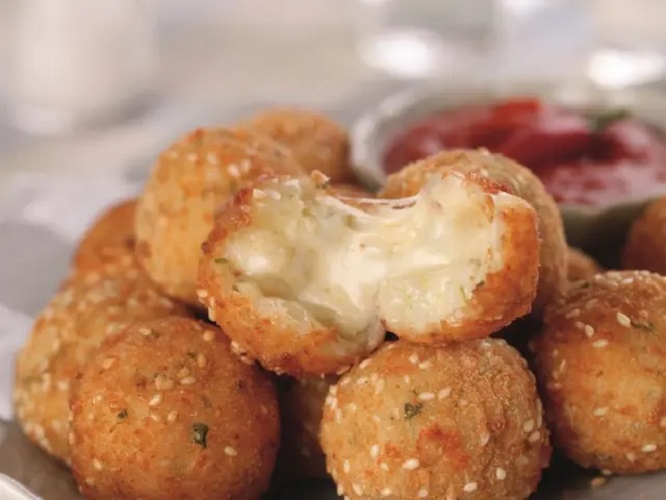 Bolinho de arroz com gergelim