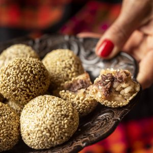 Bolinho de arroz com gergelim