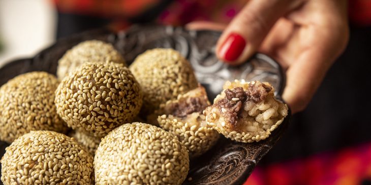 Bolinho de arroz com gergelim