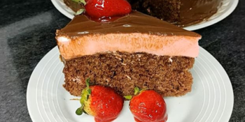 Bolo de chocolate com mousse de morango