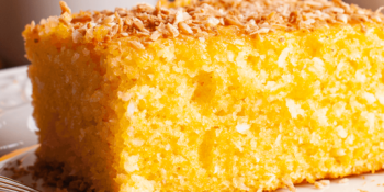 Bolo de fubá com coco ralado