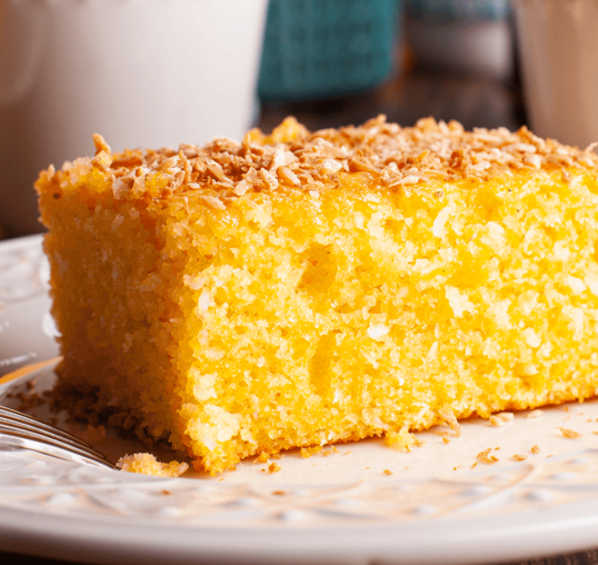 Bolo de fubá com coco ralado
