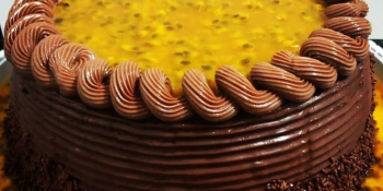 Bolo de maracujá com chocolate
