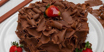 Bolo mousse de chocolate com morango