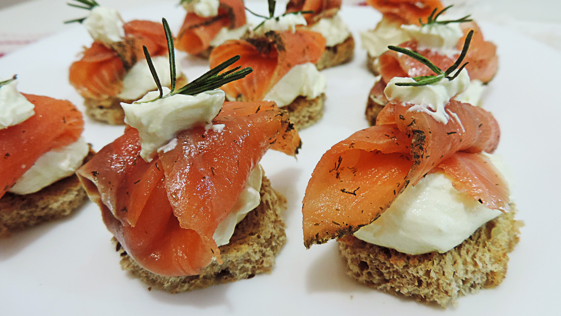 Canapés de salmão defumado simples demais