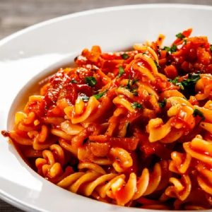 Fusilli com molho de tomate caseiro