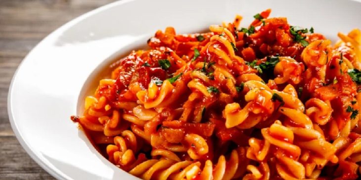 Fusilli com molho de tomate caseiro