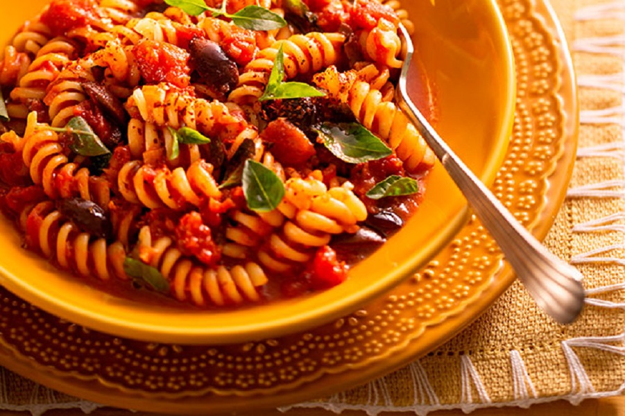 Fusilli com molho de tomate caseiro