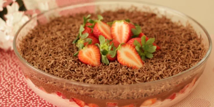 Mousse de morango com chocolate