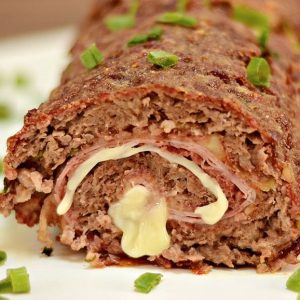 Rocambole de carne moída tudo gostoso