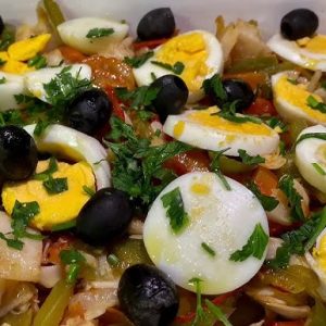 Como fazer uma salada de bacalhau com legumes e verduras rápida e muito perfeita