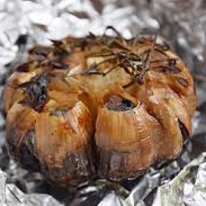 Esse alho assado na churrasqueira será a sensação das festas desse ano em casa