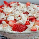 Merengue de morango é uma sobremesa rápida e bonita para fazer nas suas festas