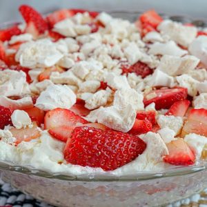 Merengue de morango é uma sobremesa rápida e bonita para fazer nas suas festas