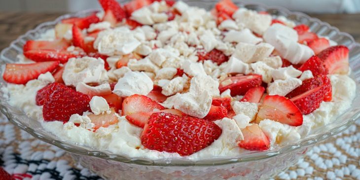 Merengue de morango é uma sobremesa rápida e bonita para fazer nas suas festas