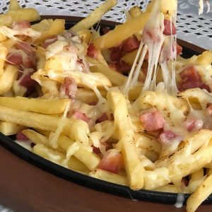Batata frita com calabresa de um jeitinho tão sequinho que sempre acaba muito rápido