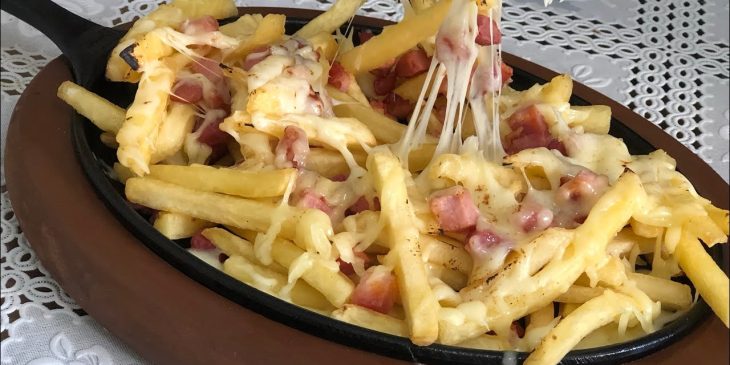 Batata frita com calabresa de um jeitinho tão sequinho que sempre acaba muito rápido