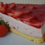 Mousse de morango com calda que não deixa ninguém decepcionado com seu sabor