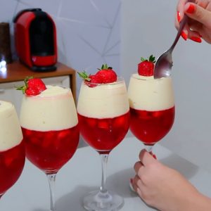 Sobremesa de morango na taça muito bonita para a mesa de ano novo