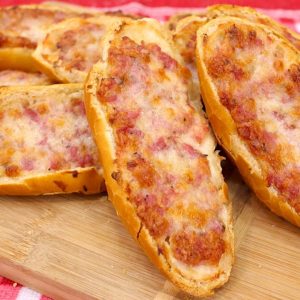 Pão com linguiça na churrasqueira é o que não vai mais ficar longe do seu churrasco