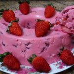 Sobremesa gelada de morango para você que ama no Natal testar receitas novas