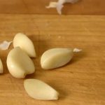 Alho assado no micro-ondas ideal para acompanhar os pratos principais das festas de fim de ano