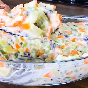 Salada de maionese com maçã e uva passa cai muito bem para as festas de família