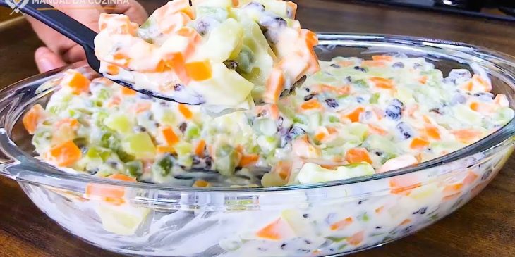 Salada de maionese com maçã e uva passa cai muito bem para as festas de família