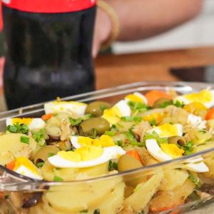 Receita de salada de bacalhau com legumes que ficará na ceia de todos os anos