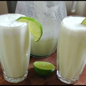 Limonada com leite condensado pra ter uma opção de suco deliciosa e simples