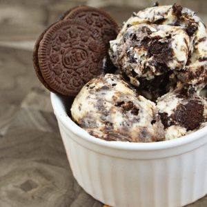 Sorvete de oreo é aquela sobremesa muito fácil que todo mundo ama quando prova