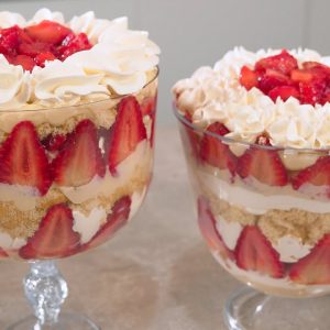 bolo na taça de morango tradicional receita