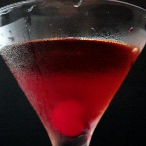 Vamos aprender a fazer esse drink Manhattan para arrasar na festa de ano novo