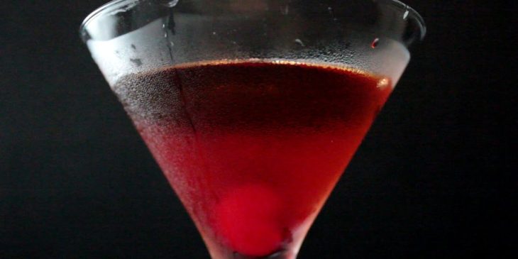 Vamos aprender a fazer esse drink Manhattan para arrasar na festa de ano novo